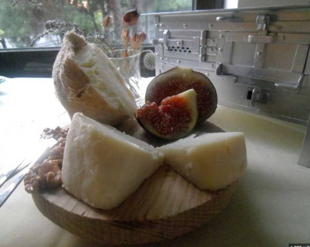 Turistler bu peynir için birbirleri ile yarışıyor. Cildi saçı ve kemiği güçlendiriyor - Resim: 1